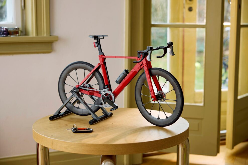 LEGO predstavilo svoj prvý cestný bicykel. Má funkčný pohon aj detaily moderných aero bicyklov