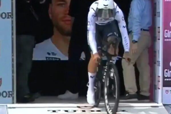 VIDEO | Zabudol si vyzliecť chladiacu vestu. Aj tak skončil v elitnej desiatke časovky na Giro d’Italia