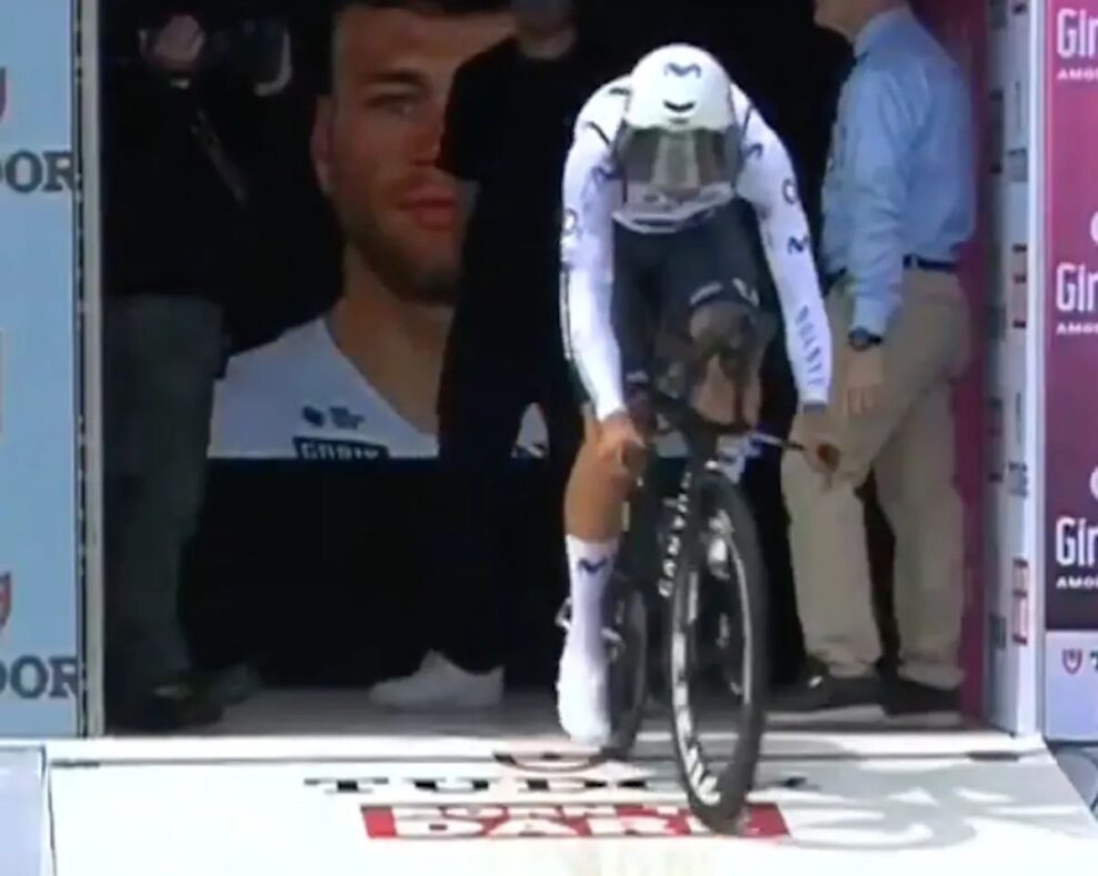 VIDEO | Zabudol si vyzliecť chladiacu vestu. Aj tak skončil v elitnej desiatke časovky na Giro d’Italia