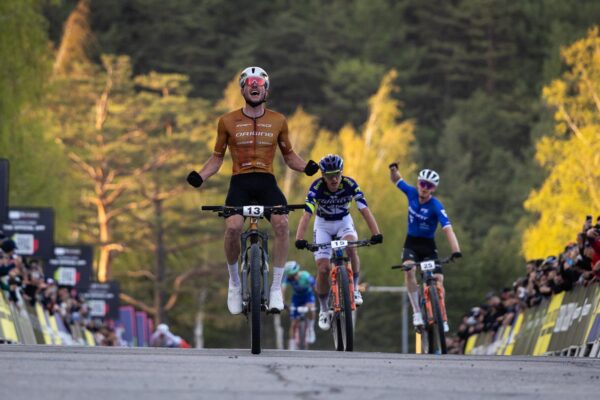 Mathis Azzaro zvládol chaotické preteky a vyhral úvodné kolo Svetového pohára v short tracku