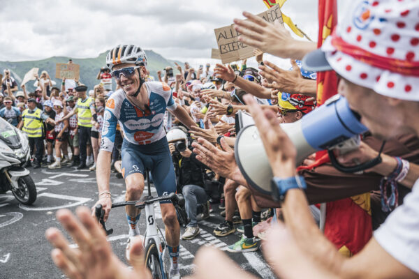 Romain Bardet sa vracia do Decathlon CMA CGM. Pomáhať má najväčšiemu francúzskemu talentu Paulovi Seixasovi