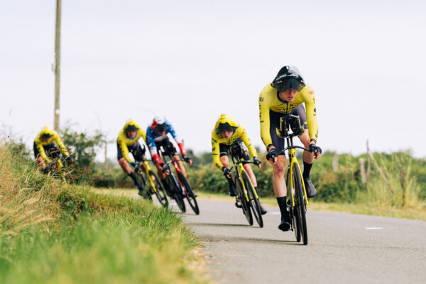 Tím Visma-Lease a Bike vyhral tímovú časovku aj napriek problémom, Baudin si udržal vedenie na Tour Auvergne-Rhône-Alpes