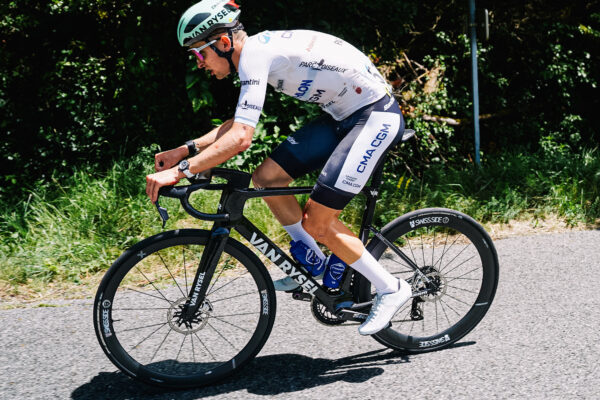 Spravil som hlúpu chybu. Paul Seixas zaplatil za pád vysokú cenu len tri týždne pred Tour de France