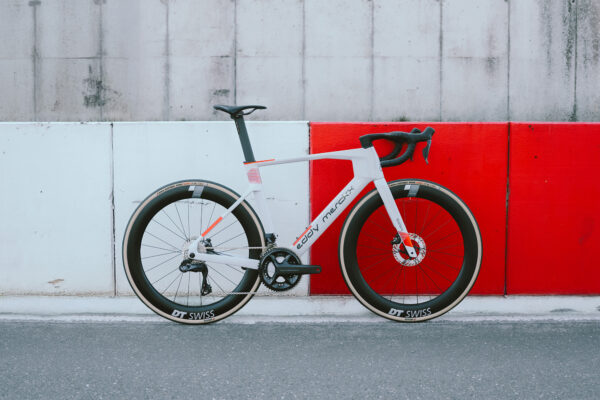 Aerodynamika nie je všetko. Nový cestný bicykel Eddy Merckx 525R sa zameral na polohu jazdca