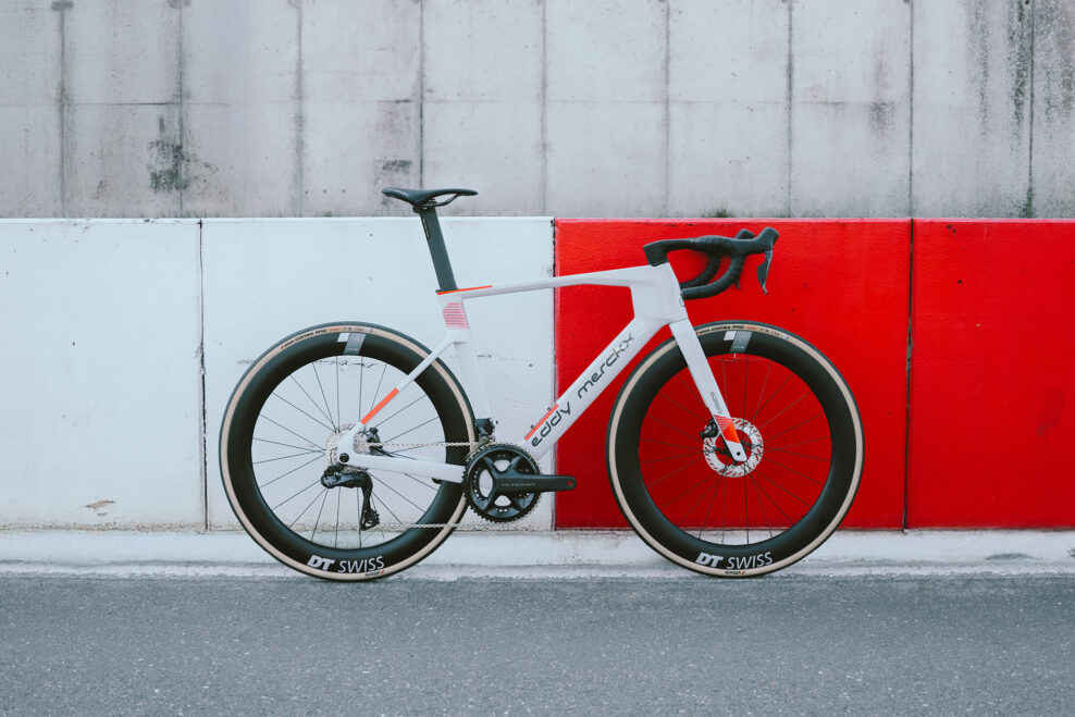 Aerodynamika nie je v&scaron;etko. Nov&yacute; cestn&yacute; bicykel Eddy Merckx 525R sa zameral na polohu jazdca