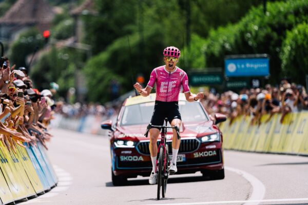 Alex Baudin vyhral z úniku úvodnú etapu Tour Auvergne-Rhône-Alpes a oblieka si žltý dres