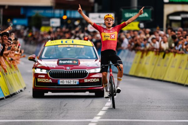 Charmig prekvapil favoritov a vyhral po úniku. Baudin zostáva lídrom pretekov Tour Auvergne-Rhône-Alpes