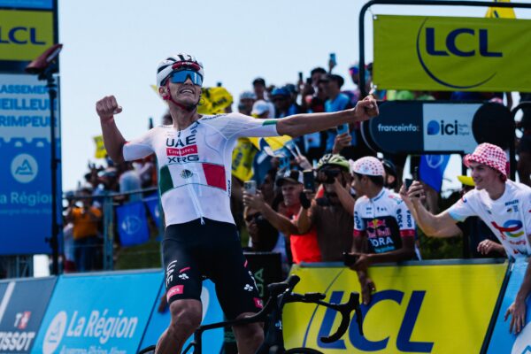 Isaac del Toro ovládol Grand Colombier, Paul Seixas zaostal po páde na Tour Auvergne-Rhône-Alpes