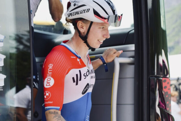 VIDEO | Lorena Wiebes sa po diskvalifikácii vrátila na Giro d’Italia a pri trati podporila tímové kolegyne