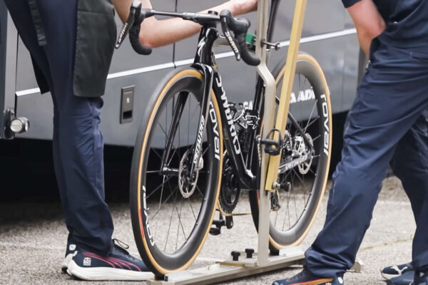 Remco Evenepoel vynechal Dauphiné. Jeho bicykel sa však objavil v zázemí pretekov