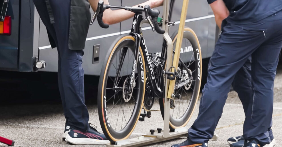Remco Evenepoel vynechal Dauphin&eacute;. Jeho bicykel sa v&scaron;ak objavil v z&aacute;zem&iacute; pretekov