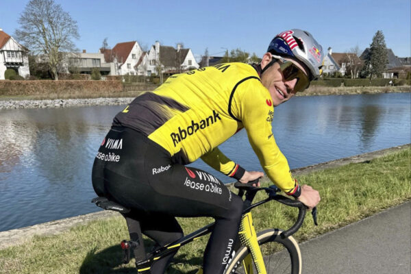 Wout van Aert sa po vážnej infekcii vrátil na bicykel. Už týždeň po operácii absolvoval prvú jazdu