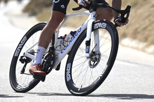 Španielskej cyklistke Paule Blasi ukradli bicykel Colnago Y1Rs. Na ďalší deň vyhrala etapu a stala sa aj celkovou víťazkou Okolo Katalánska