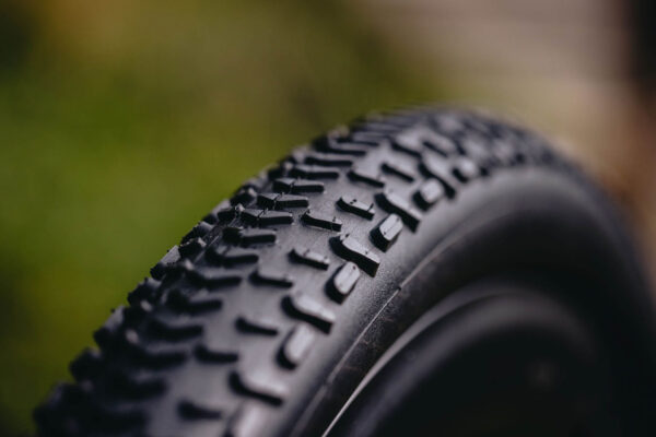 Schwalbe predstavilo 60 mm gravelové plášte. Šírkou sa blížia k XC, no charakterom nie