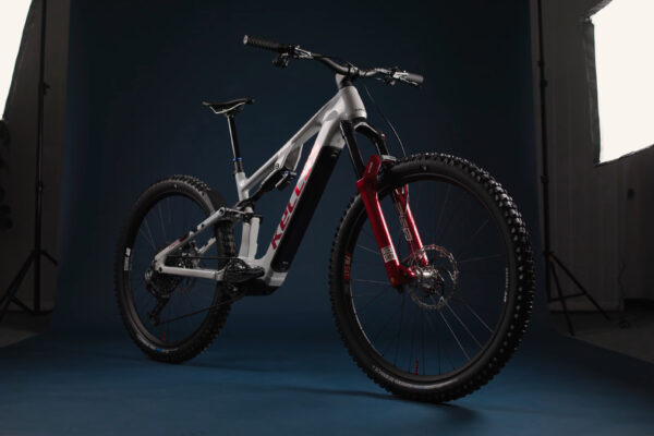 Kellys rozširuje ponuku o výkonné elektrobicykle Theos AX s motorom Avinox M2S a veľkou 800 Wh batériou