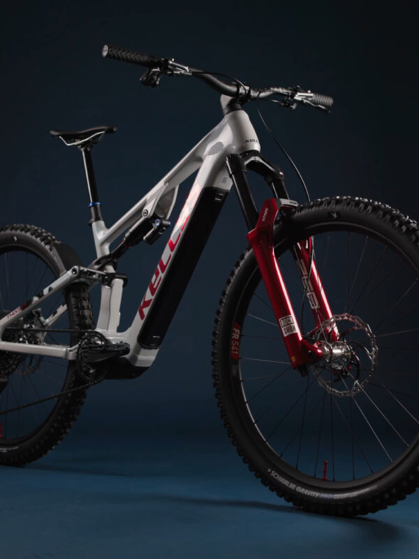 Kellys rozširuje ponuku o výkonné elektrobicykle Theos AX s motorom Avinox M2S a veľkou 800 Wh batériou