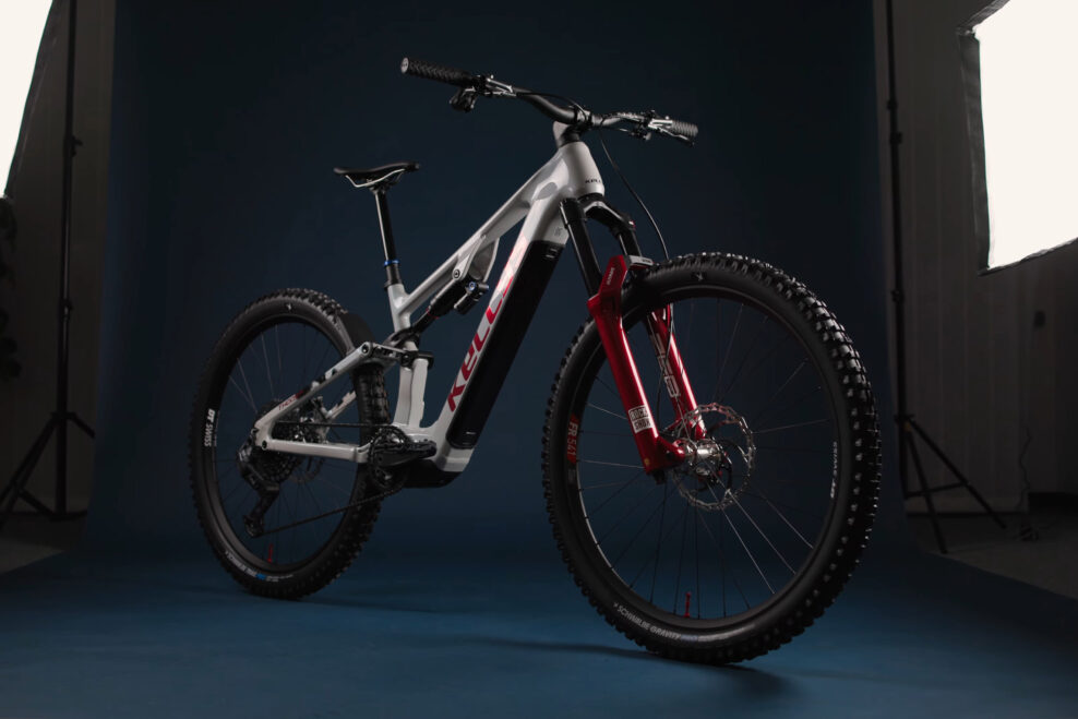 Kellys roz&scaron;iruje ponuku o v&yacute;konn&eacute; elektrobicykle Theos AX s motorom Avinox M2S a veľkou 800 Wh bat&eacute;riou