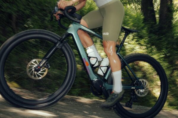 Megamo predstavil výkonný gravelový elektrobicykel s motorom Avinox M2S a výkonom až 1300 W