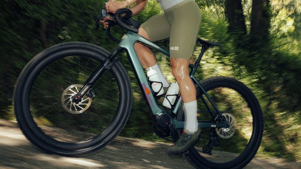 Megamo predstavil v&yacute;konn&yacute; gravelov&yacute; elektrobicykel s motorom Avinox M2S a v&yacute;konom až 1300 W