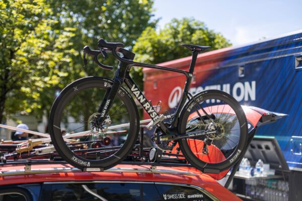 Van Rysel ukázal nový pretekársky bicykel. Na prototype odštartoval Paul Seixas na pretekoch Tour Auvergne Rhône Alpes