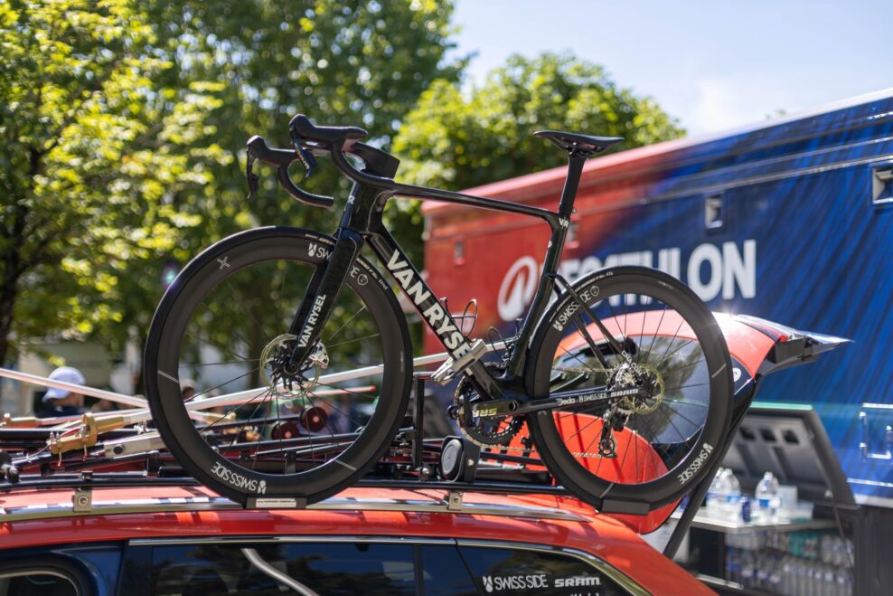 Van Rysel uk&aacute;zal nov&yacute; pretek&aacute;rsky bicykel. Na prototype od&scaron;tartoval Paul Seixas na pretekoch Tour Auvergne Rh&ocirc;ne Alpes