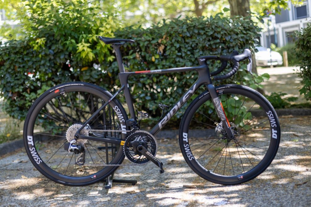 Prototyp od Ridley ide proti trendu aero bicyklov. V&aacute;ži len 6,9 kg a t&iacute;m Uno-X ho testuje na pretekoch Tour Auvergne-Rh&ocirc;ne-Alpes