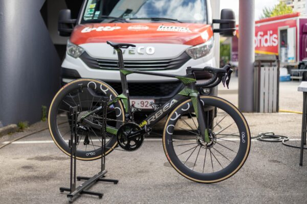 Nový prototyp aerodynamického bicykla Orbea sa objavil na pretekoch Tour Auvergne Rhône Alpes