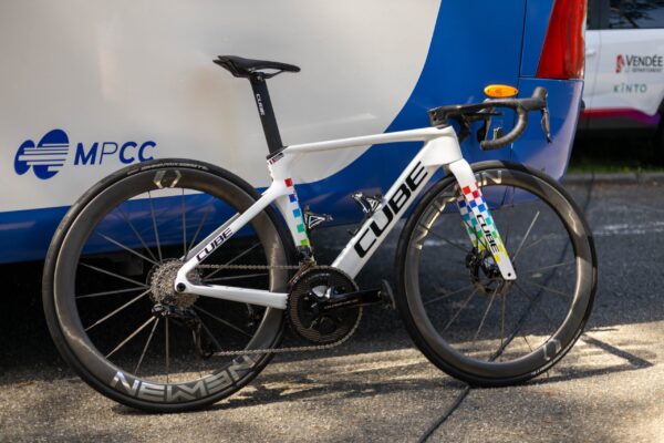 Nov&yacute; cestn&yacute; aero bicykel Cube Litening Aero C:68X sa prv&yacute;kr&aacute;t uk&aacute;zal na pretekoch Tour Auvergne Rh&ocirc;ne Alpes