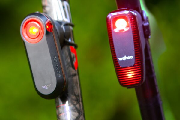 TEST | Ktorý radar pre cyklistov je lepšou voľbou? Wahoo Elemnt Trackr Radar vs. Garmin Varia RTL515