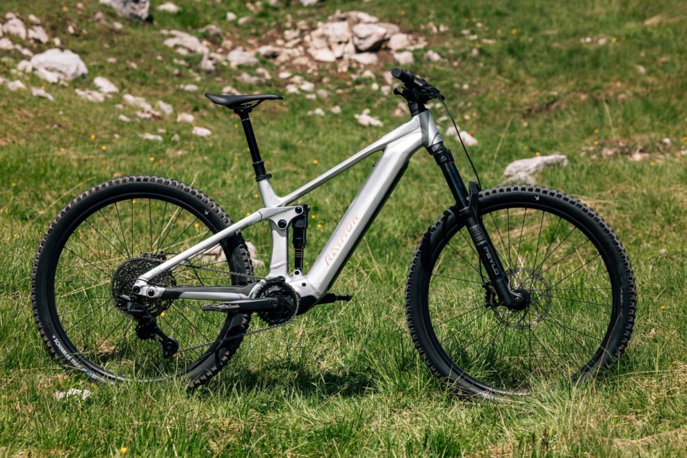 Raymon Durok je dostupn&yacute; hlin&iacute;kov&yacute; elektrobicykel s pohonom Avinox M2S