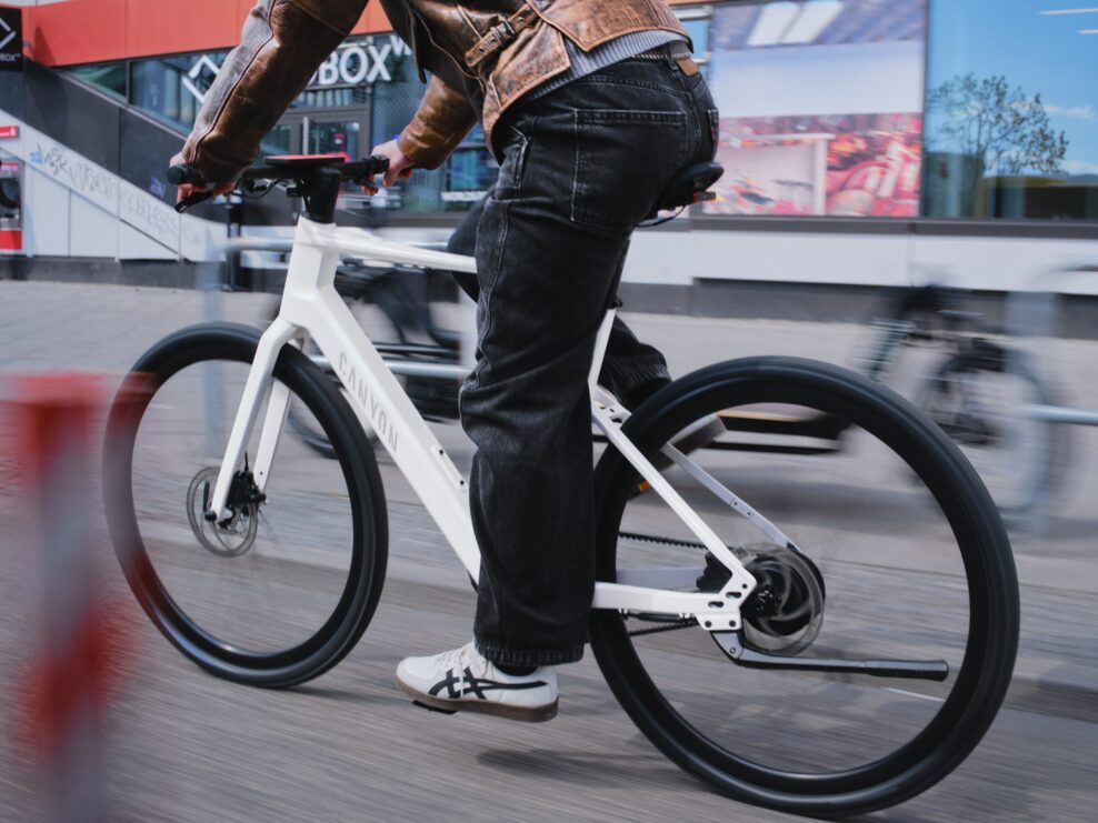 Nov&yacute; mestsk&yacute; elektrobicykel Canyon Roadlite:ON využ&iacute;va v&ocirc;bec prv&yacute; n&aacute;bojov&yacute; motor Bosch Hub Line