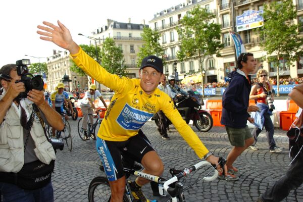 Sedem triumfov z Tour de France vymazal doping. Príbeh vzostup a pádu Lancea Armstronga