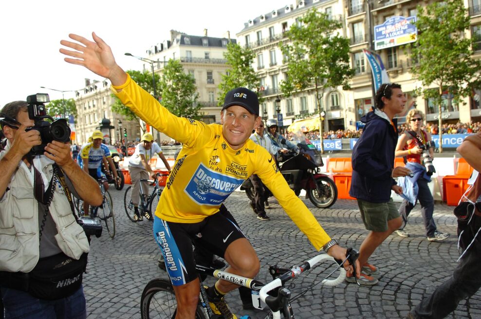 Sedem triumfov z Tour de France vymazal doping. Pr&iacute;beh vzostup a p&aacute;du Lancea Armstronga