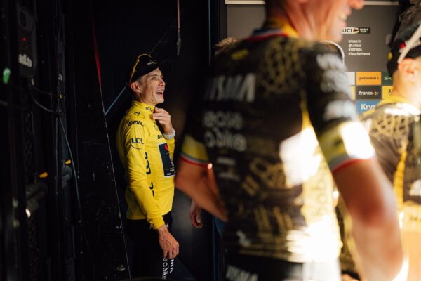 Visma šokovala súperov na Tour de France odvážnou taktikou. Vingegaard spočiatku pochyboval, teraz je v žltom drese