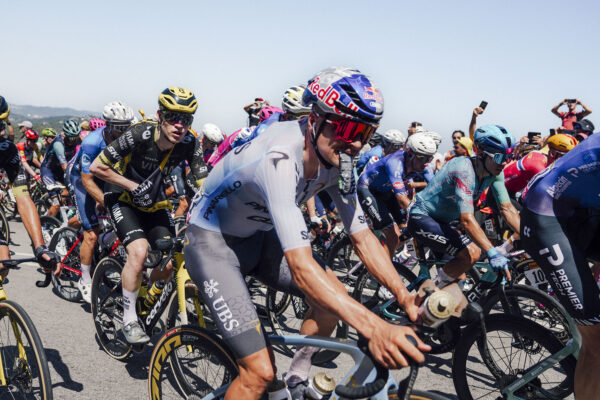 Bolo to ako vojnová zóna. Mám pocit, že pelotón minul desaťtisíc fliaš, povedal Tom Pidcock po tretej etape Tour de France