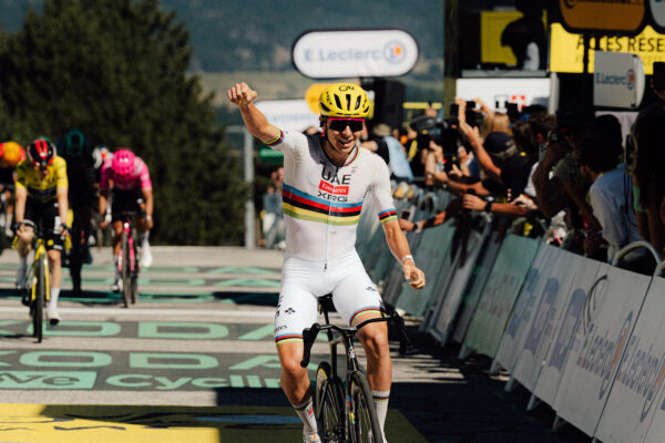 Tadej Pogačar nedal Vingegaardovi žiadnu šancu a po výhre prvej horskej etapy Tour de France ide do žltého dresu