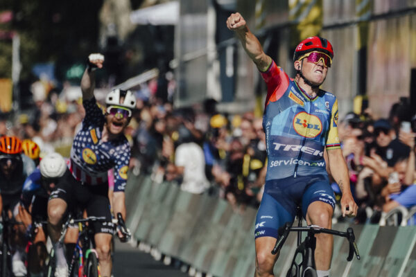 „Hovorili, že som už odpísaný.“ Mads Pedersen umlčal kritikov dominantným víťazstvom na Tour de France