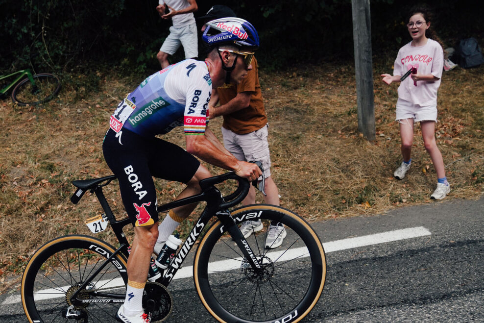 Remco Evenepoel sa nahneval na Lipowitza. Taktika Red Bullu s dvomi lídrami priniesla na Tour de France prvý konflikt