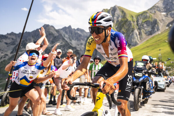 Som jediný, kto nie je mimozemšťan. Egan Bernal žartuje o dominancii Pogačara a Vingegaarda