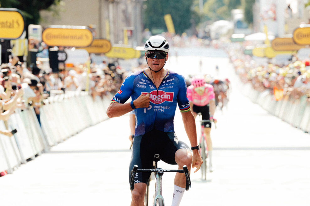 Útočil výkonom okolo 600 wattov a v šprinte dosiahol 1433 wattov. Analýza víťazného výkonu Mathieu van der Poela na Tour de France
