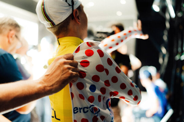 Priebežné výsledky Tour de France 2026: Tadej Pogačar je v žltom drese, Pedersen v zelenom a Del Toro v bielom