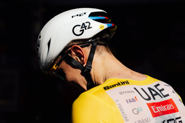 Koľko hodín spí Tadej Pogačar na Tour de France? Tím UAE zverejnil údaje o spánku jazdcov