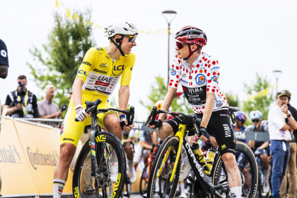 Lance Armstrong kritizuje nočné kontroly Pogačara a Vingegaarda: Čo keby o druhej ráno zaklopali na Messiho dvere?