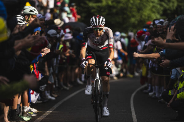 Vyčerpaný Wellens unikol vylúčeniu z Tour de France o dve minúty, manažér UAE poprel jeho chorobu
