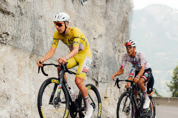 Vingegaardov pád na Tour de France možno súvisí aj s nočnou dopingovou kontrolou, hovorí Tadej Pogačar