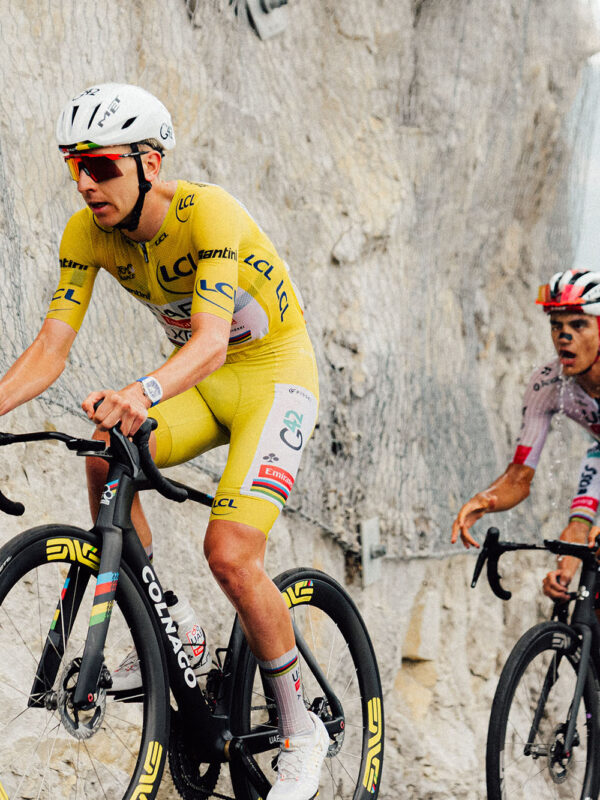 Vingegaardov pád na Tour de France možno súvisí aj s nočnou dopingovou kontrolou, hovorí Tadej Pogačar