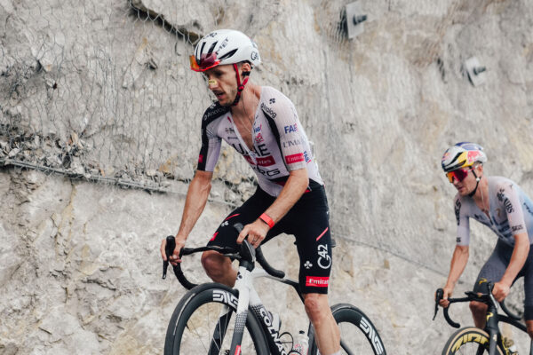 „Trpel ako pes“. Adam Yates bojuje na Tour de France s chorobou