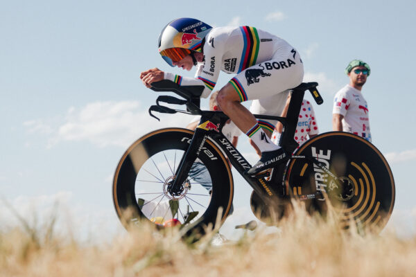Remco Evenepoel suverénne porazil Pogačara v časovke na Tour de France aj napriek nočnej dopingovej kontrole