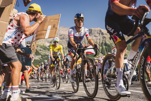 Evenepoel môže využiť problémy Pogačarovho tímu, druhé miesto však riskovať nebude