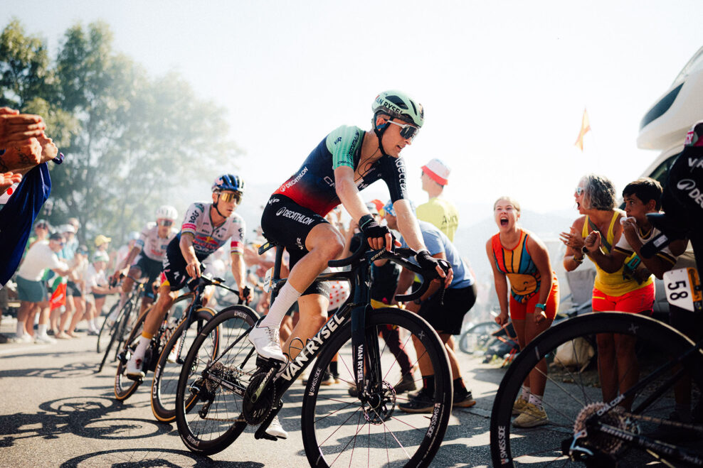 Paul Seixas utajil pád aj chorobu. Ako 19-ročný pri svojej premiére na Tour de France siahal na pódium aj biely dres